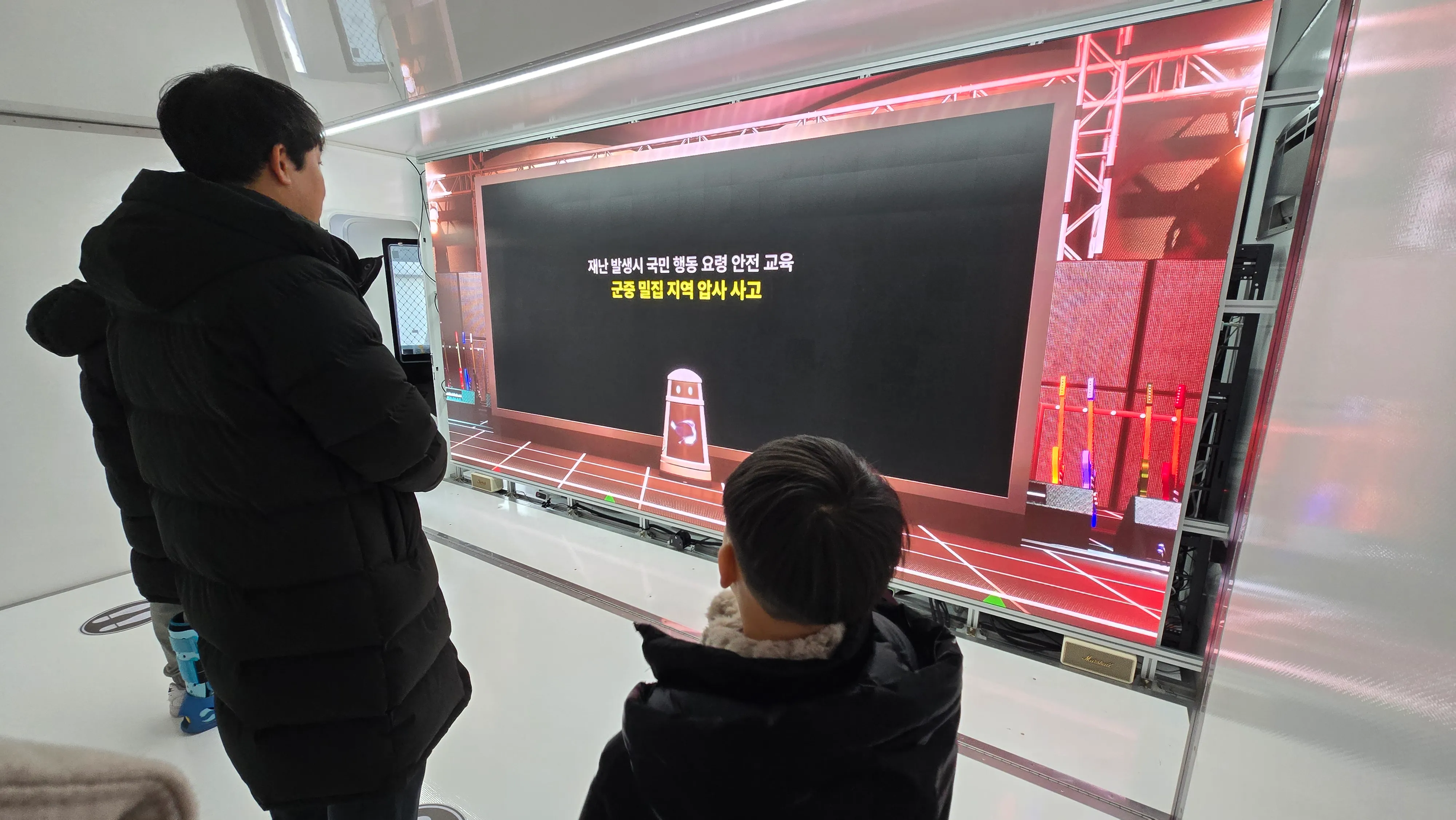 ▲ 고해상도 대형 LED Display를 통해 실감나는 재난 상황을 체험하는 모습