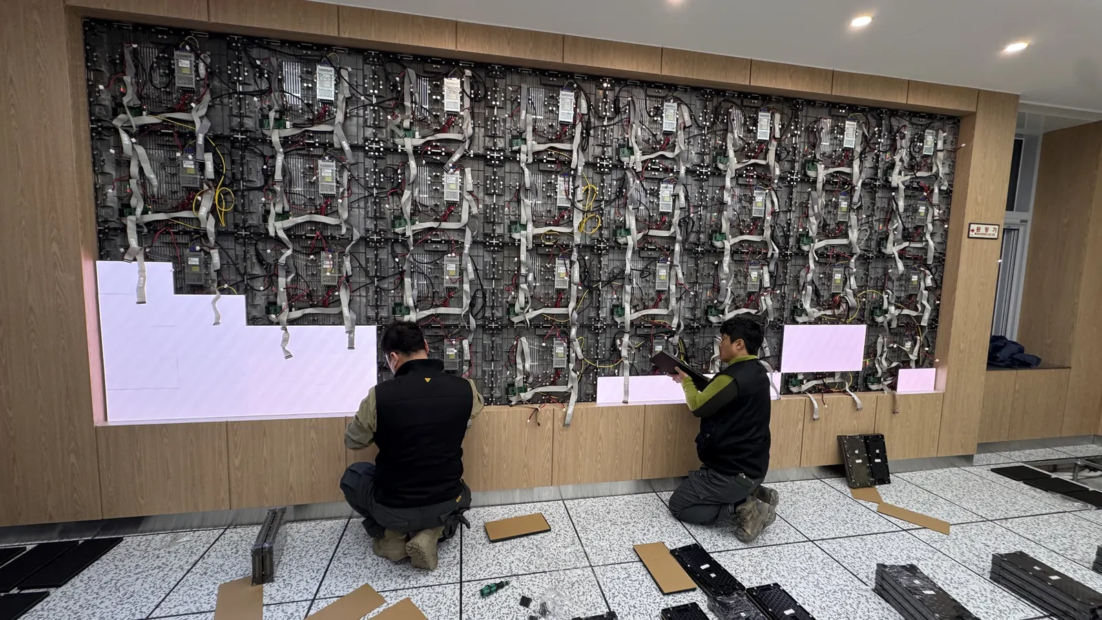 완성 전 일부 LED 모듈의 점등 상태를 확인하는 모습