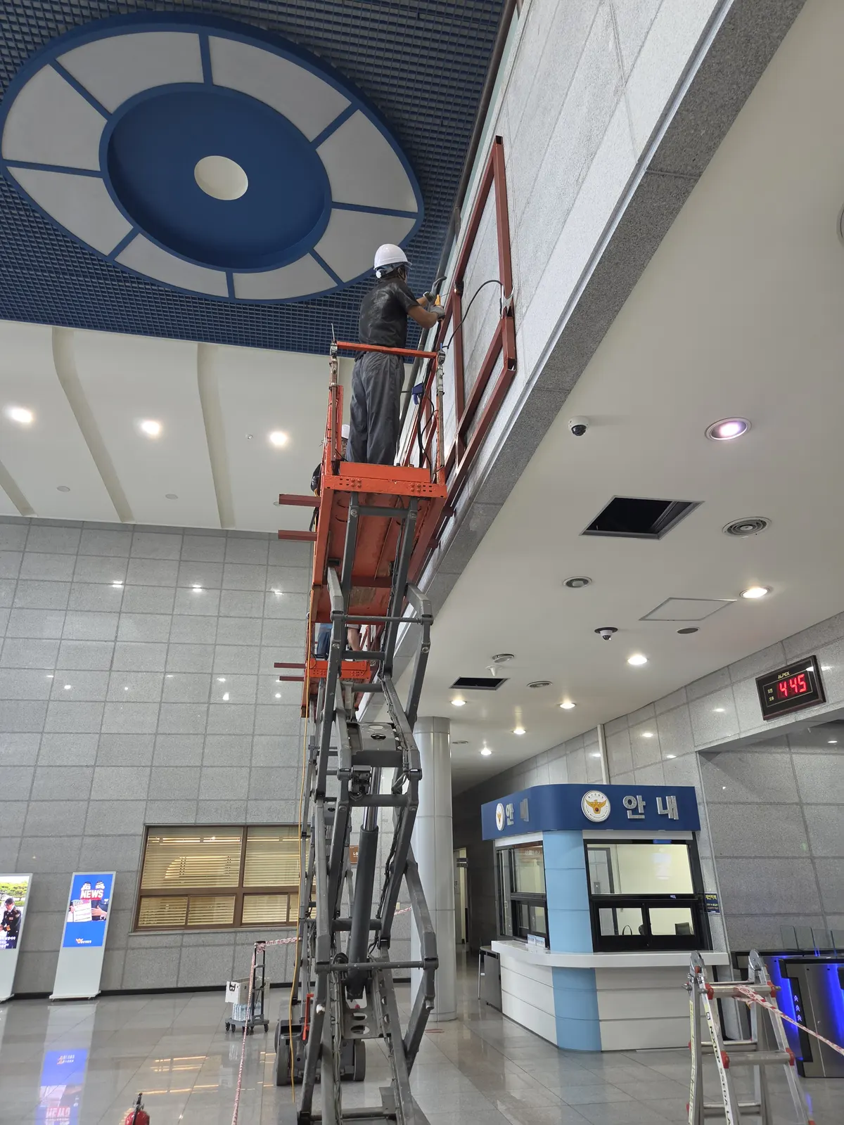 석재 벽면에 LED 지지 구조물을 설치하는 과정